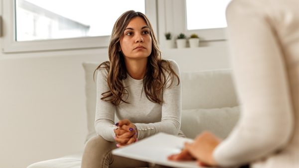 Frau spricht aufgrund von schlaflosen Nächten mit Therapeutin.
