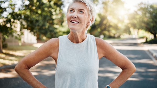 Sportliche ältere Frau läuft an der frischen Luft