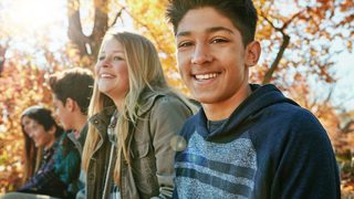 Kinder und Jugendliche in der Natur.