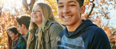 Kinder und Jugendliche in der Natur.