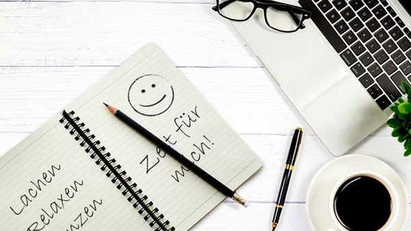 Tagebuch mit der Aufschrift Zeit für mich - Symbol für Alltagstipps gegen Spannungskopfschmerzen