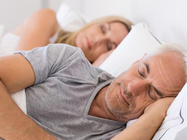 Pärchen schläft entspannt im Bett