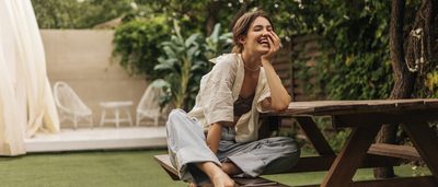 Junge Frau im Garten, Symbol für natürliche Linderung und Wohlbefinden bei PMS-Symptomen