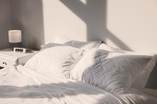 Bett mit Kissen