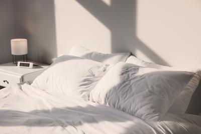 Bett mit Kissen