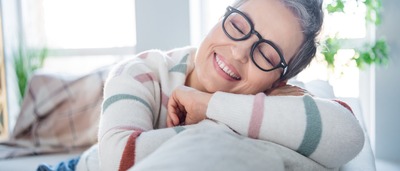 Frau liegt auf dem Sofa und ist dankbar