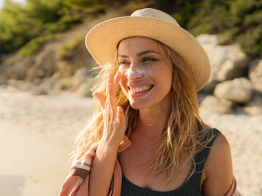 Junge Frau am Strand