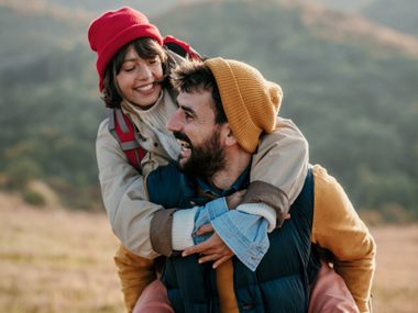 Junges Paar mit Wollmützen in der Natur