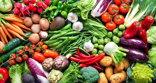 frisches und buntes Gemüse wie Tomaten, Broccoli, Artischocken