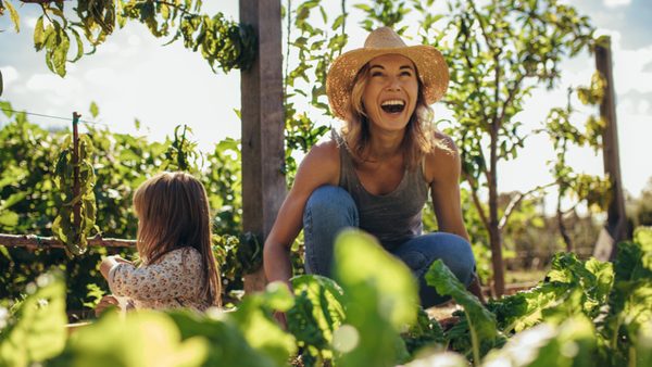 Frau im Garten bei der Gartenarbeit.