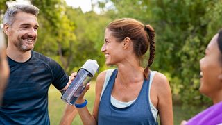 Frau trinkt Wasser nach ihrem Workout. 
