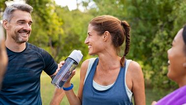 Frau trinkt Wasser nach ihrem Workout. 