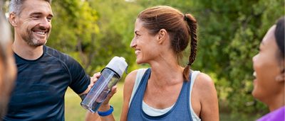 Frau trinkt Wasser nach ihrem Workout. 