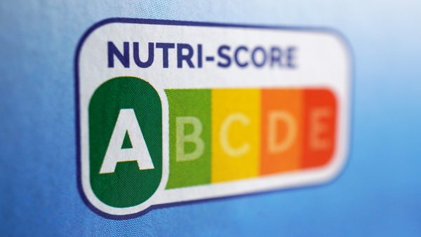 Nutri-Score auf blauer Verpackung.