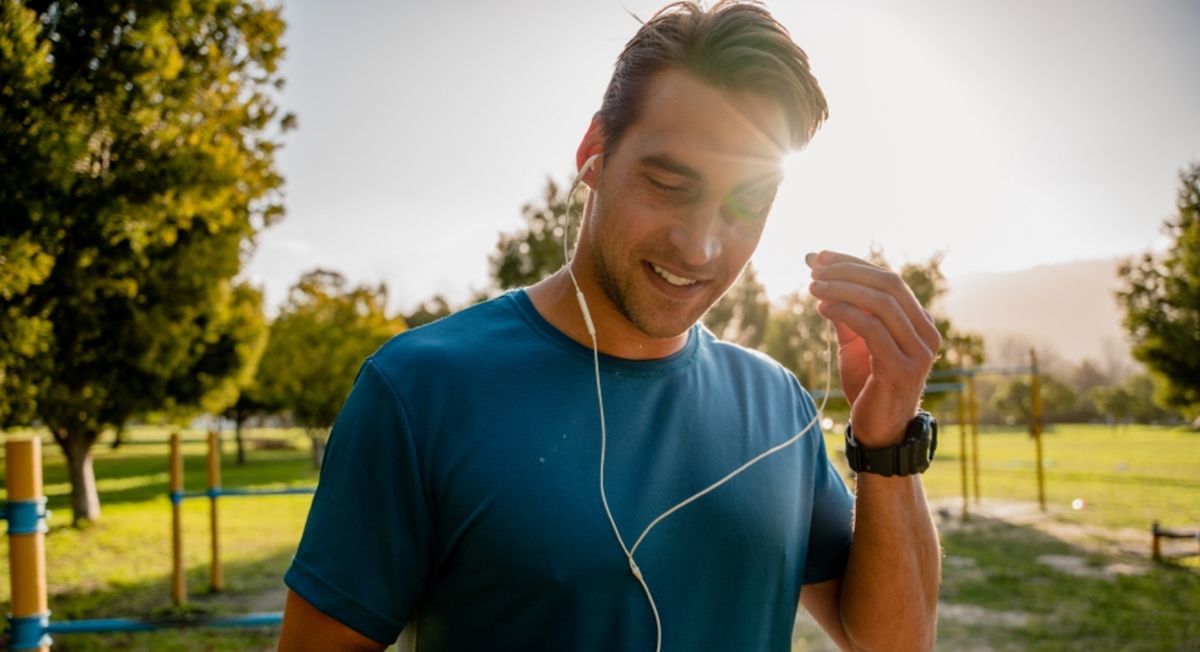 Mann hört Musik beim Sport machen.