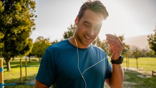 Mann hört Musik beim Sport machen.