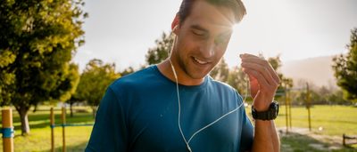 Mann hört Musik beim Sport machen.
