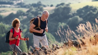 Paar macht eine Wanderung in den Bergen.