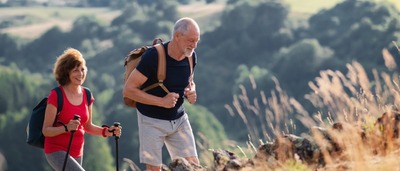 Paar macht eine Wanderung in den Bergen.