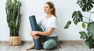 Frau mit Yogamatte