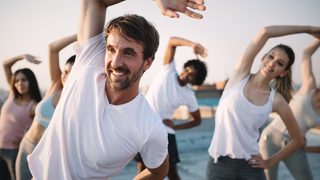 Menschen dehnen sich im Freien.