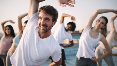 Menschen dehnen sich im Freien.