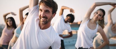 Menschen dehnen sich im Freien.