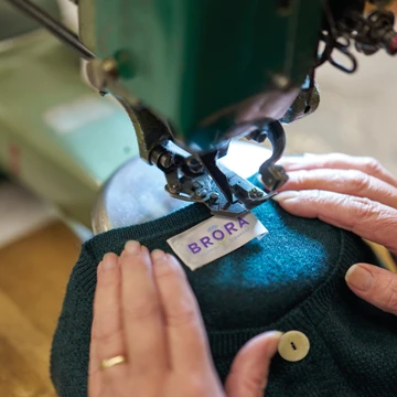 Petal Cashmere Gloves | Children's Accessories | Brora