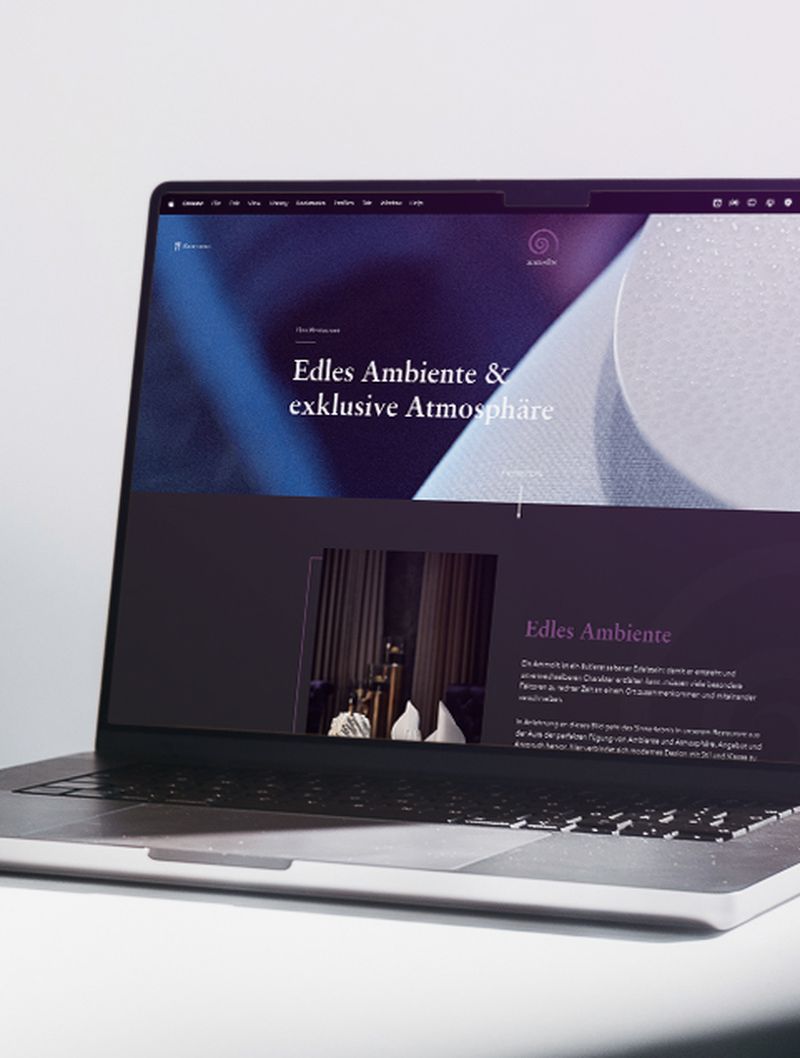 Laptop mit der geöffneten Website des Restaurants Ammolite im Querformat