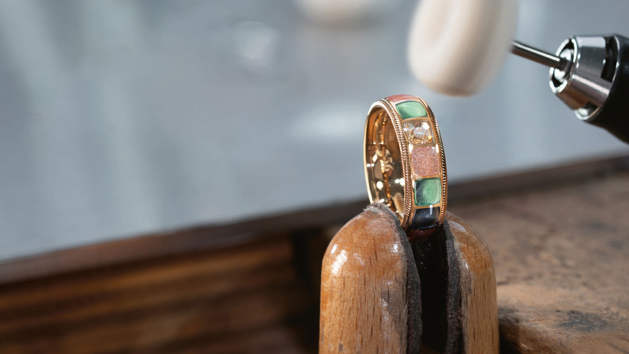 Limitierter Wellendorff Geburtstagsring 2026 Meine Zeit in 18 Karat Gelbgold mit zarten Kaltemaillefarben.