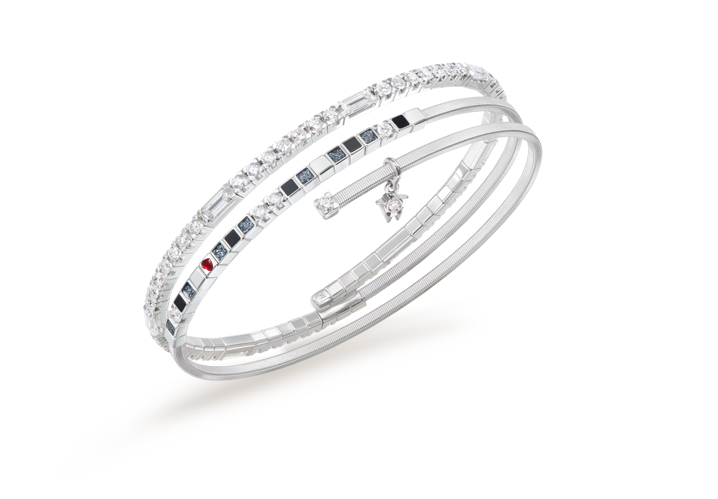 Das Armband POWER IN BLACK edel aus 18 Karat Weißgold vereint schwarze Kaltemaille mit Sternenstaub, Baguette- und Brillanten. Als Freisteller.