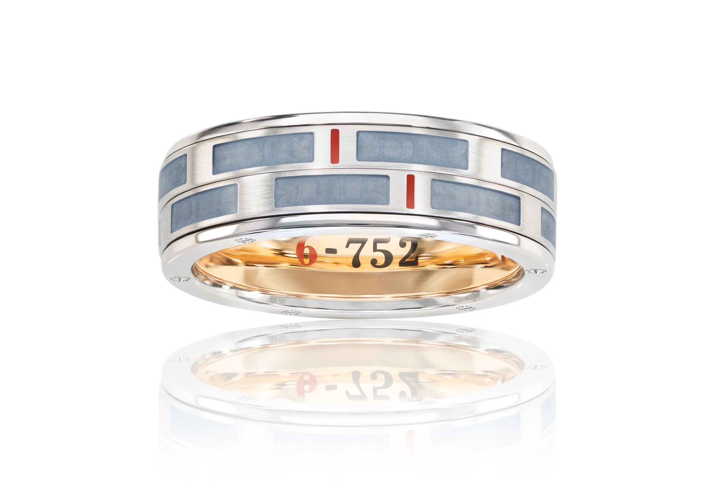 Der neue Geburtstagsring 6-752 auf weiß in 18 Karat Weißgold und hellblauer Kaltemaille gefertigt, mit roten Details.