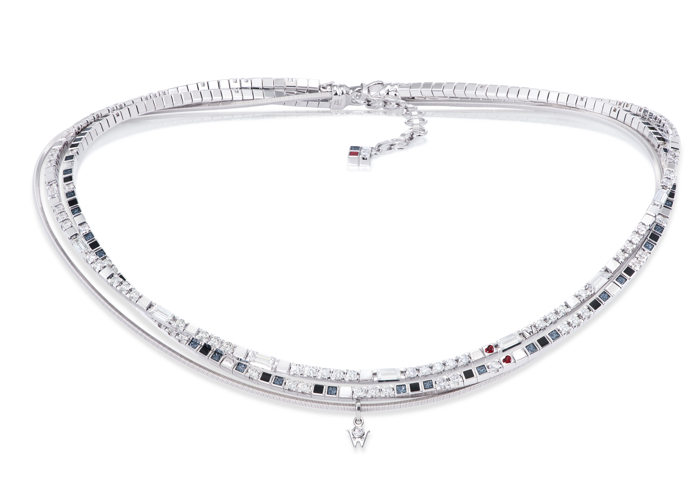 Das Collier POWER IN BLACK edel aus 18 Karat Weißgold verbindet schwarze Kaltemaille, feinen Sternenstaub, Brillant-Baguettestrang und ein kleines Herz. Collier auf transparentem Hintergrund.