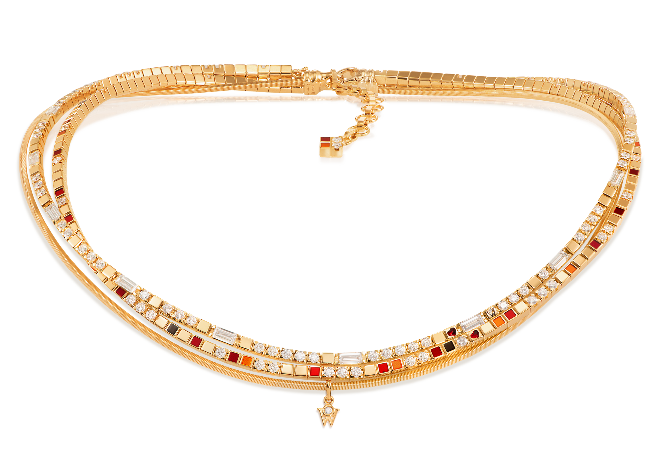 Das Collier POWER IN RED edel aus 18 Karat Gelbgold kombiniert rote, orange und schwarze Kaltemaille, Brillant-Baguettestrang und ein rotes Herz. Collier auf transparentem Hintergrund.