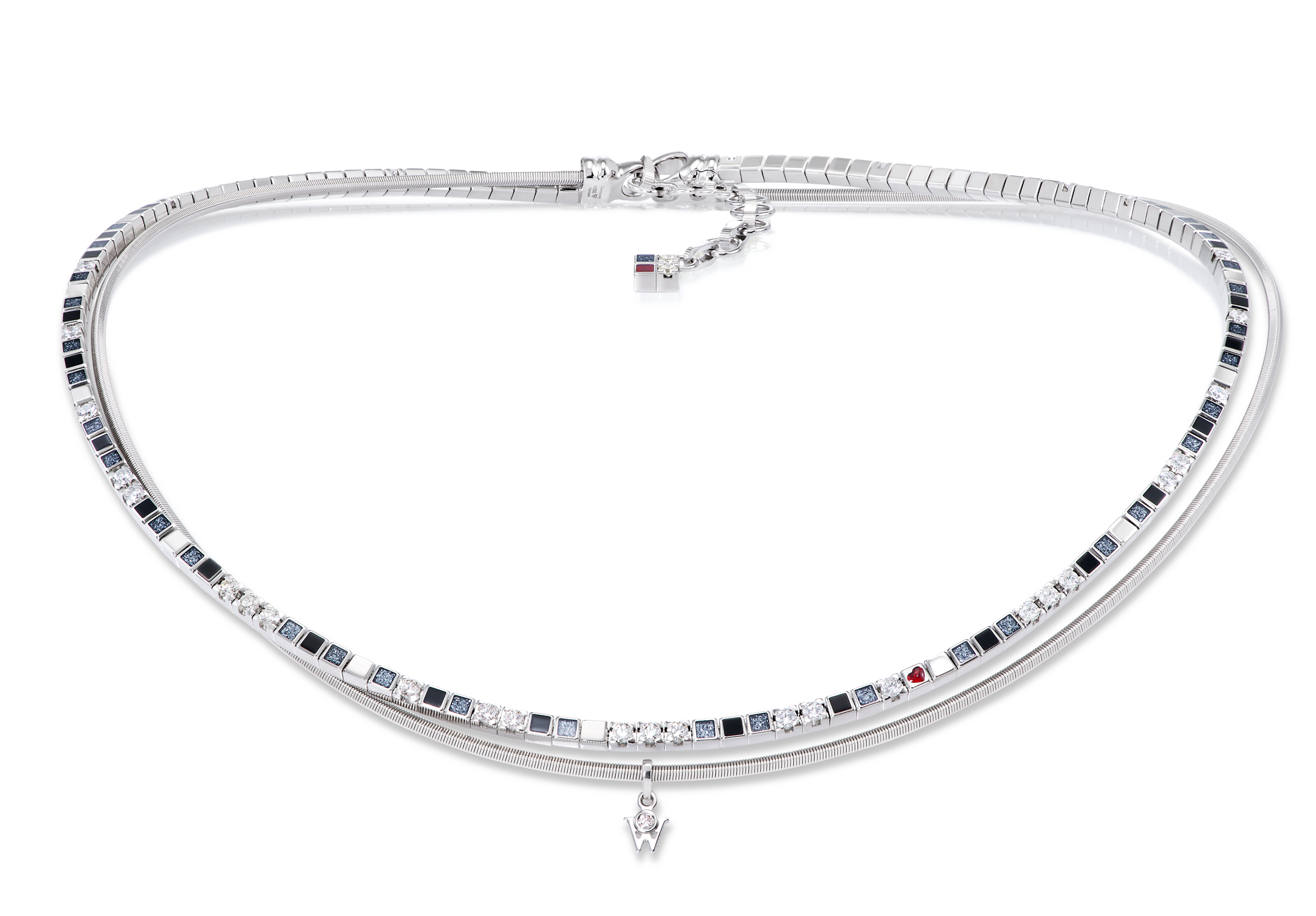 Das Collier POWER IN BLACK aus 18 Karat Weißgold glänzt mit schwarzer Kaltemaille, feinem Sternenstaub und einem kleinen Herz. Collier auf transparentem Hintergrund.