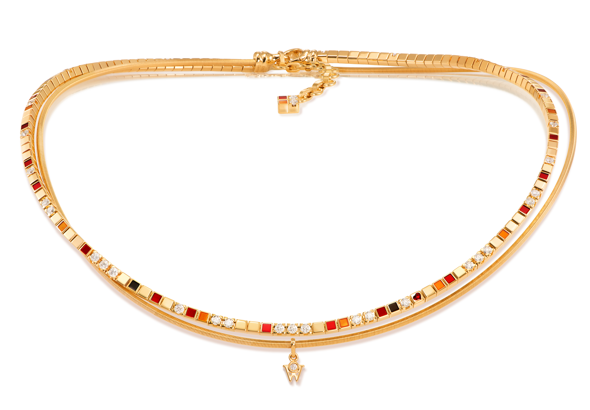 Das Collier POWER IN RED aus 18 Karat Gelbgold vereint rote, orange und schwarze Kaltemaille mit einem kleinen roten Herz. Collier auf transparentem Hintergrund.