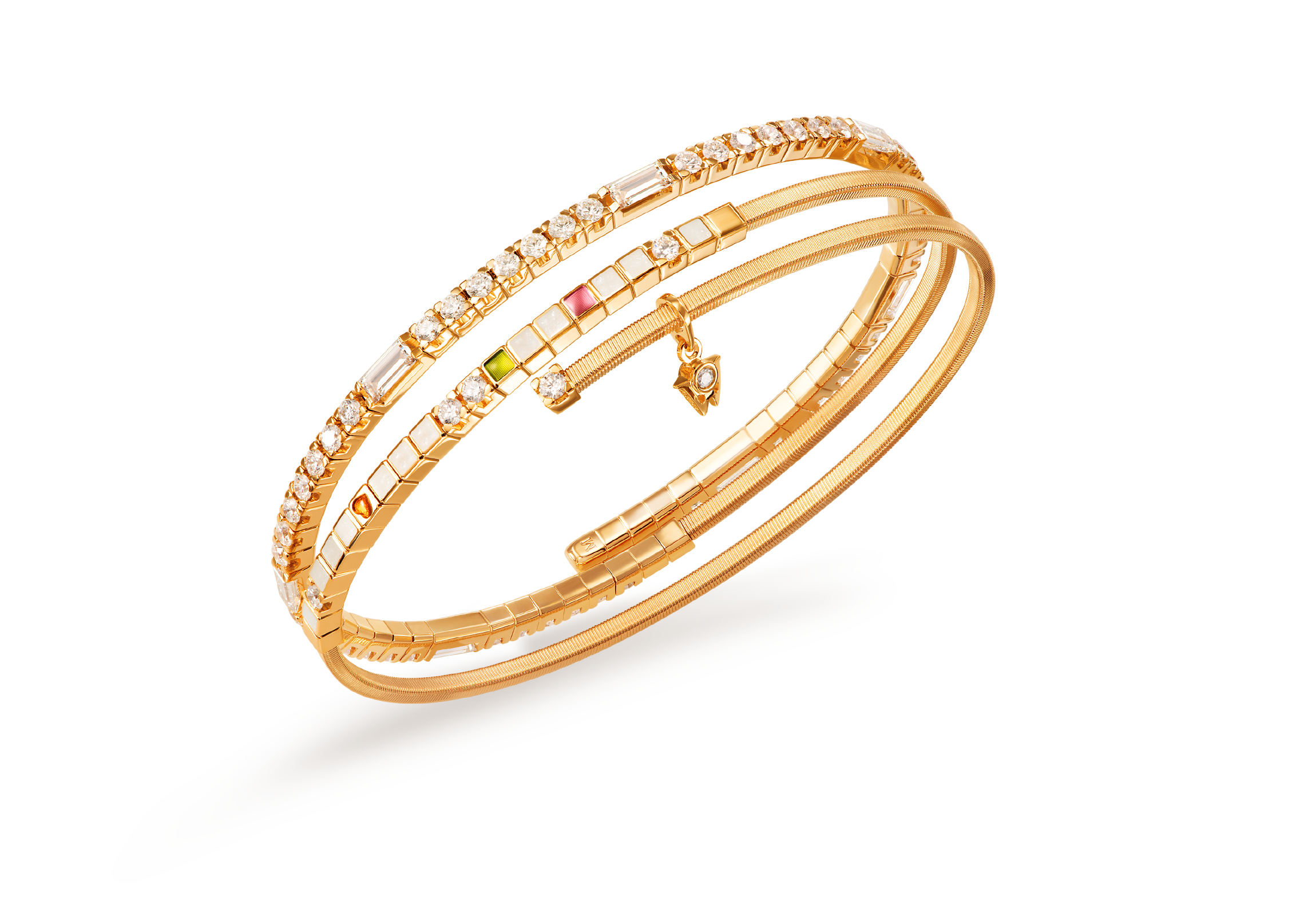 Das Armband POWER IN WHITE edel aus 18 Karat Gelbgold glänzt mit Perlmuttweiß, Grün, Orange, Rosé, Sternenstaub und edlen Baguette Diamanten und Brillanten. Armband mit transparentem Hintergrund.