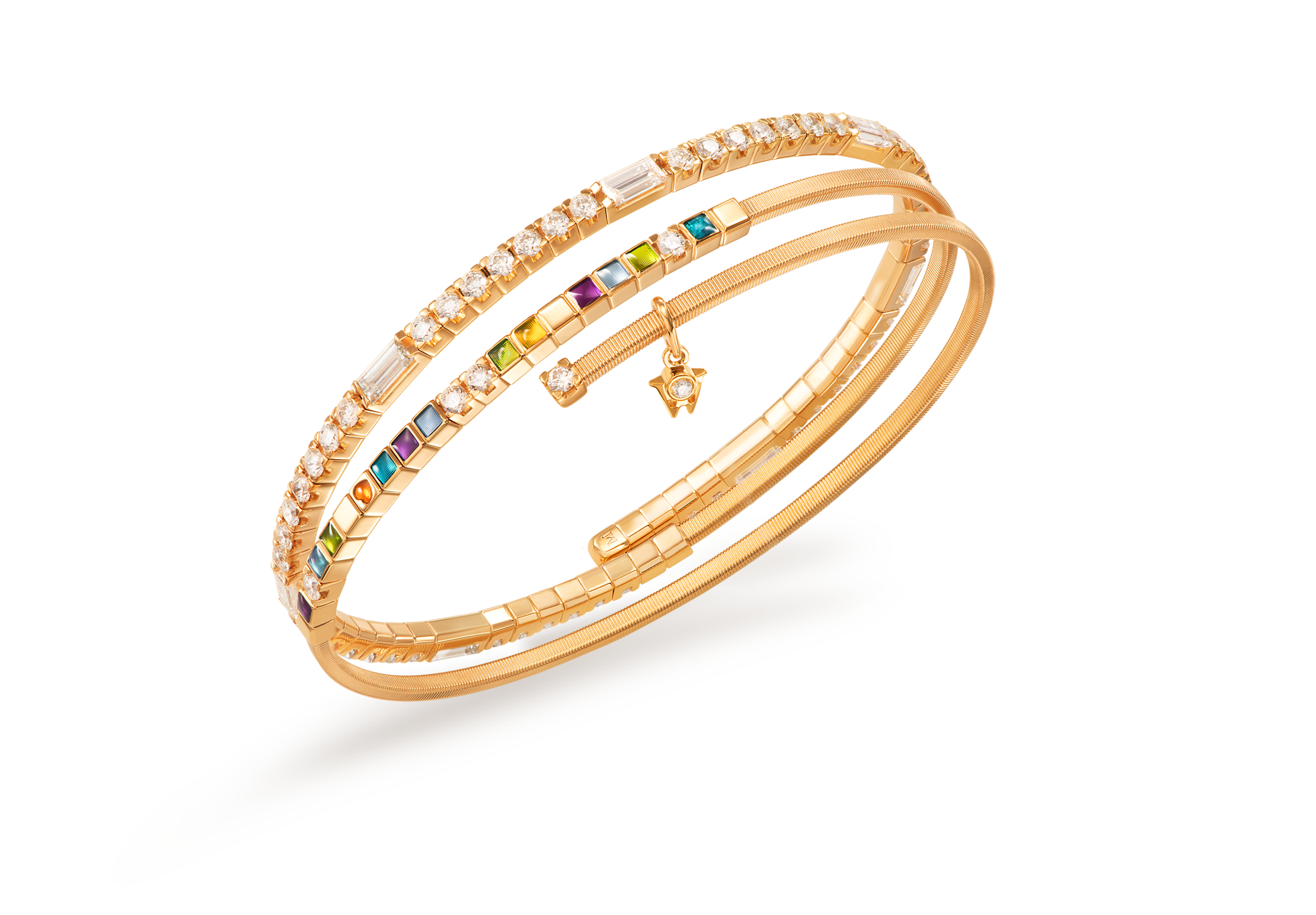 Das Armband POWER IN COLOUR edel aus 18 Karat Gelbgold fasziniert mit Kaltemaille in verschiedenen Farben, handgefassten Baguette Diamanten und Brillanten sowie einem kleinen Herz. Bild als Freisteller.