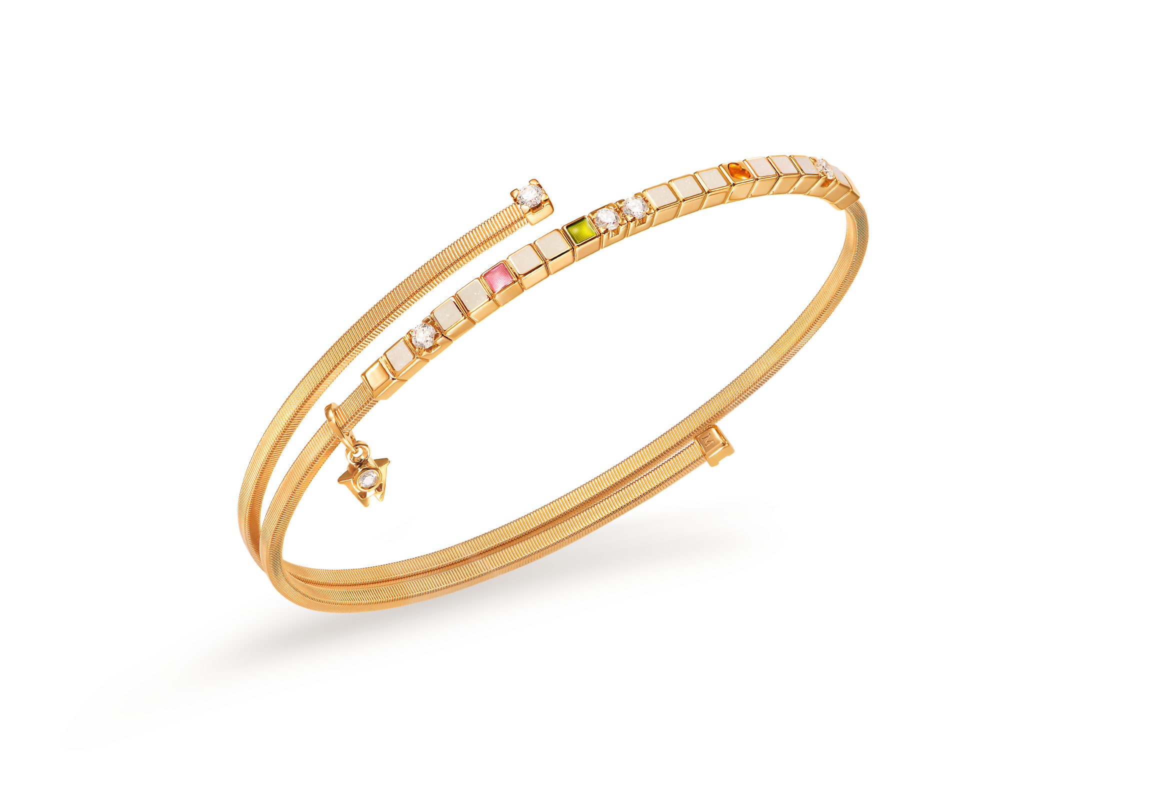 Das Armband POWER IN WHITE aus 18 Karat Gelbgold kombiniert Perlmuttweiß, Grün, Orange, Rosé, Sternenstaub und handgefasste Brillanten. Bild als Freisteller.