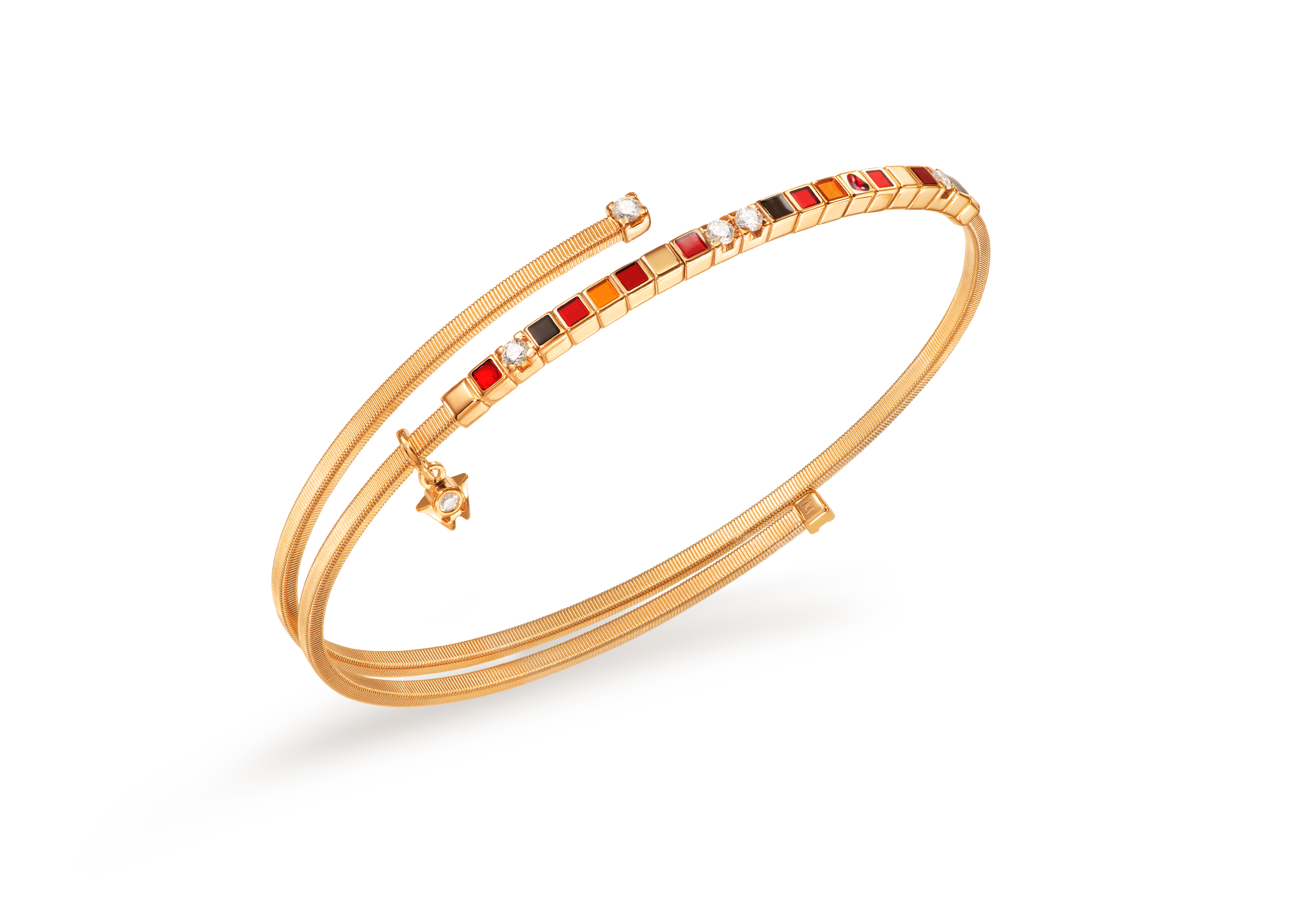 Das Armband POWER IN RED aus 18 Karat Gelbgold vereint rote, orange und schwarze Kaltemaille, ein kleines Herz und Brillanten. Bild als Freisteller.