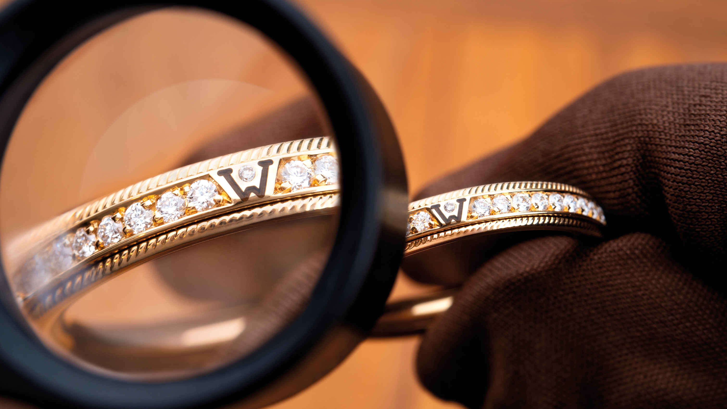 Der Ring BRILLANT-JULIE in der Qualitätskontrolle der Manufaktur.