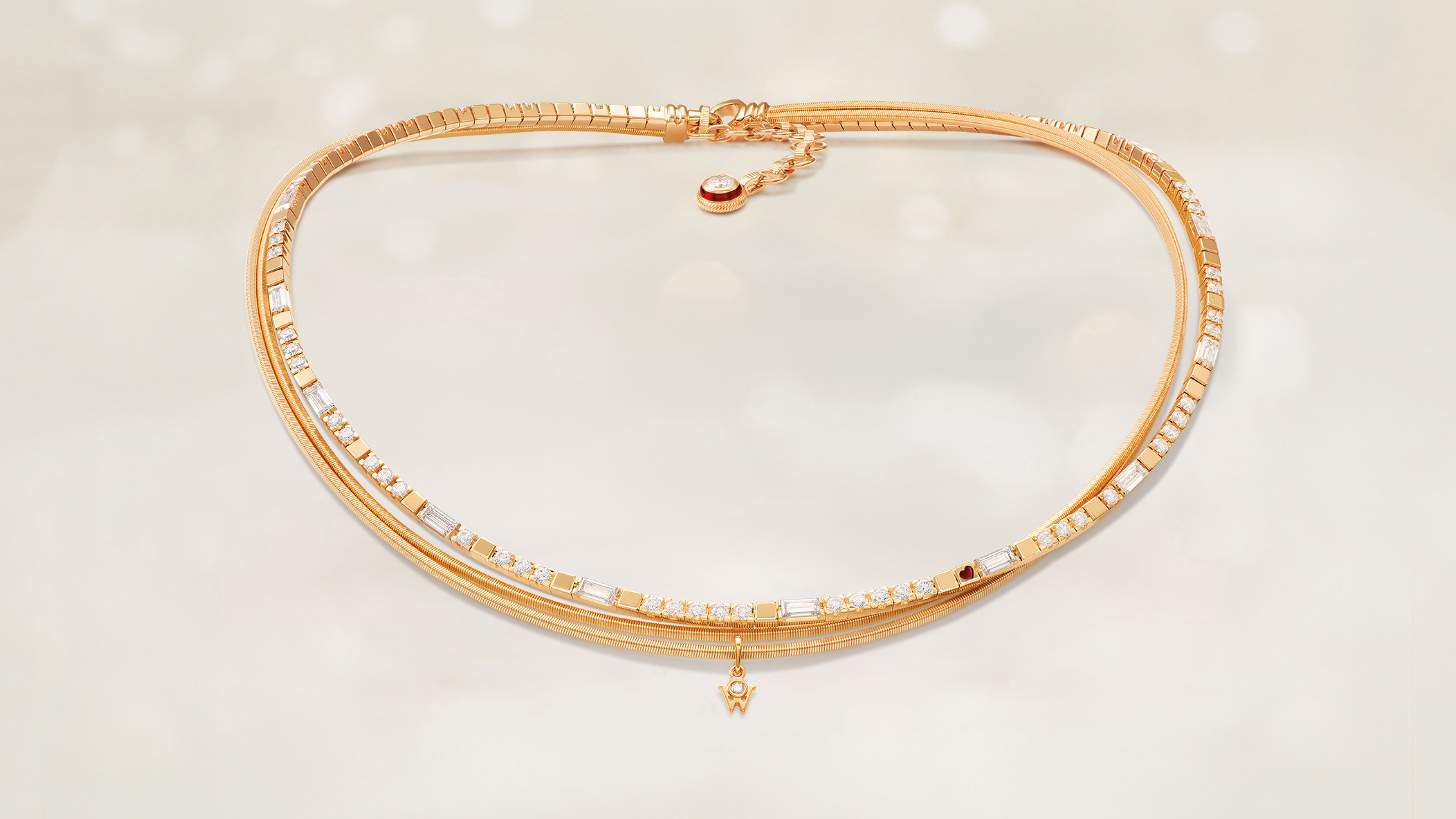 Das Collier BAGUETTE-ZAUBER aus seidenweichem 18-karätigem Gold mit handgefassten Baguette-Diamanten und einem romantischen Herz. Auf Mood Hintergrund.