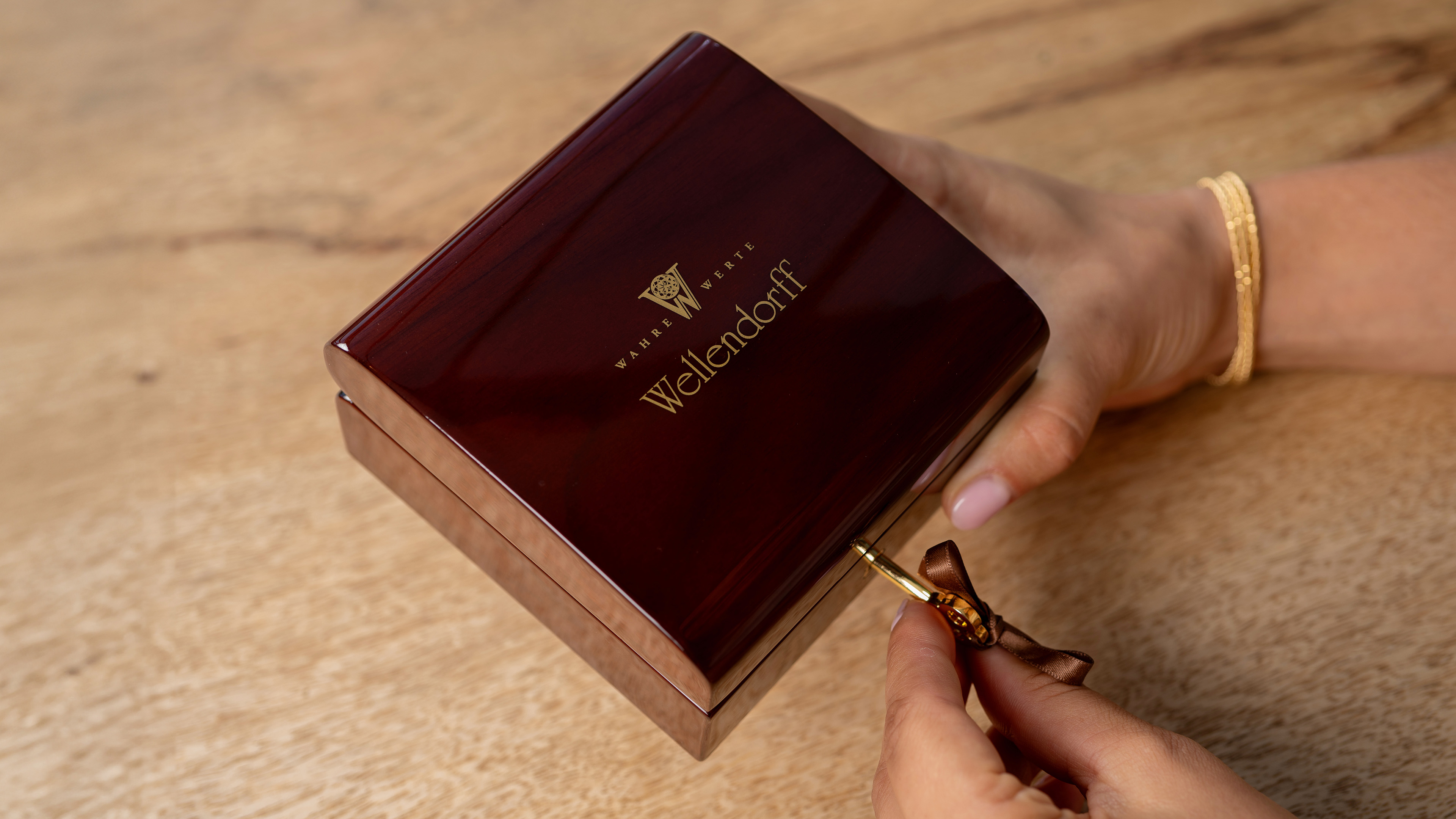 Eine Wellendorff-Ringbox wird aufgeschlossen.