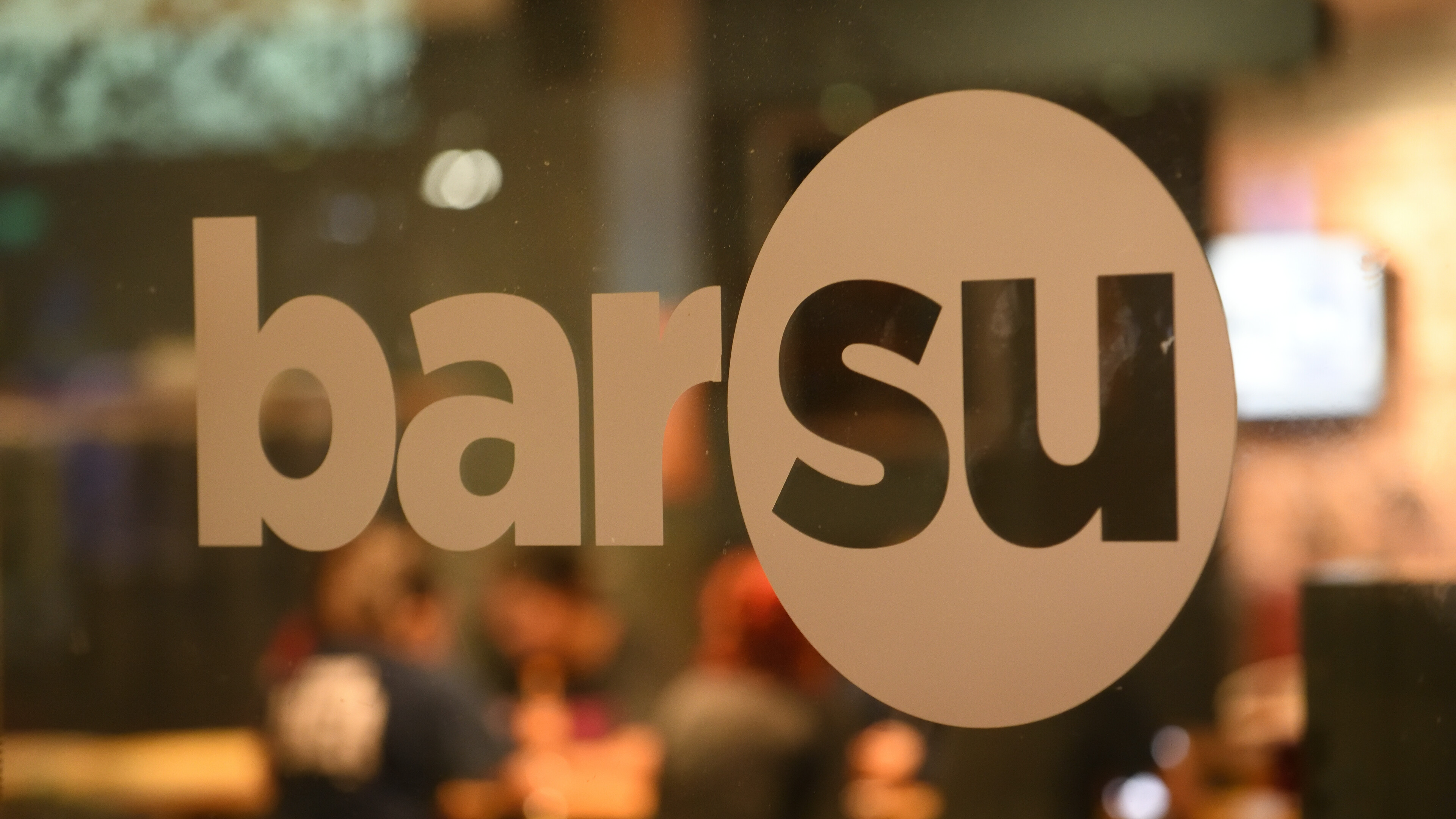 bar SU logo on window
