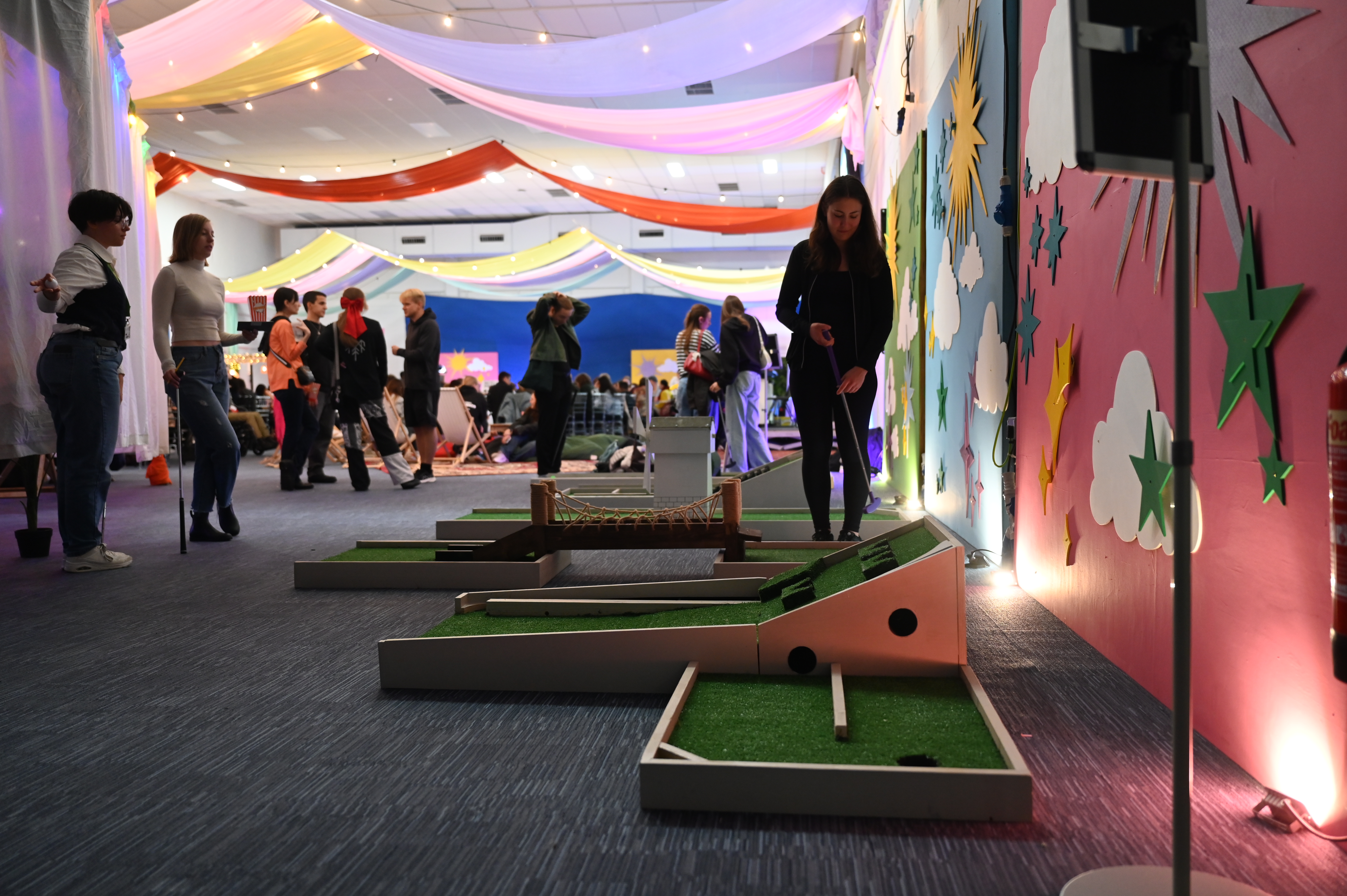 Students playing mini golf during Welcome Week