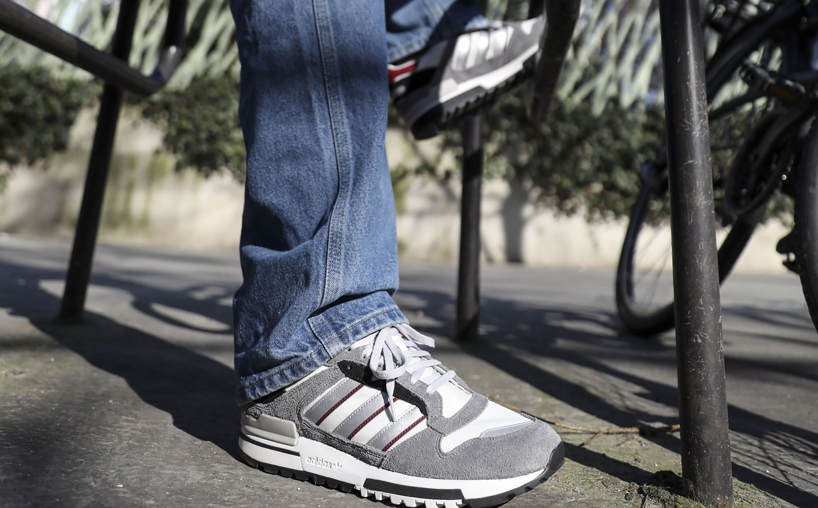 ドンタコス adidas Originals Men's ZX 600 Trainers in Grey and Black