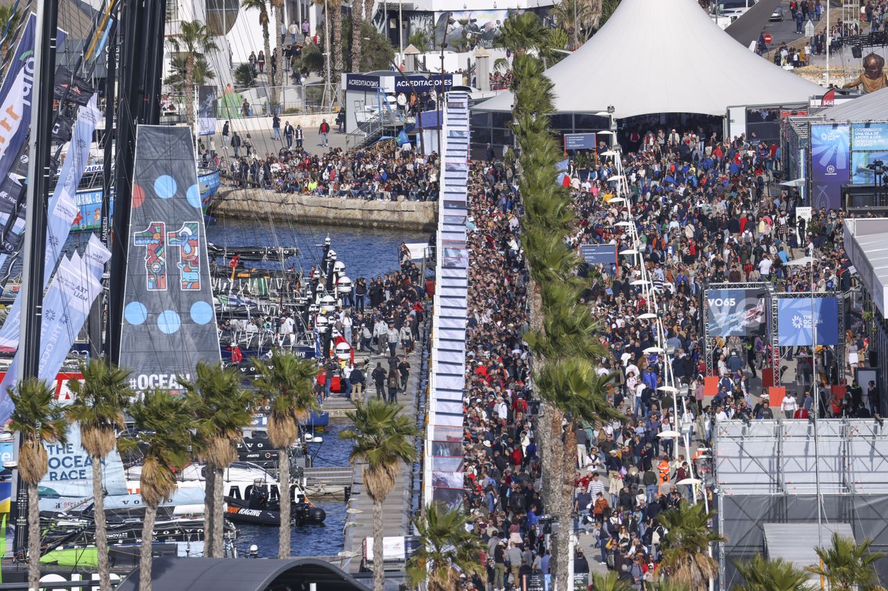 The excited crowds gathered by the thousands and came from many countries to see the boats and teams depart from Alicante on 15 January 2023.