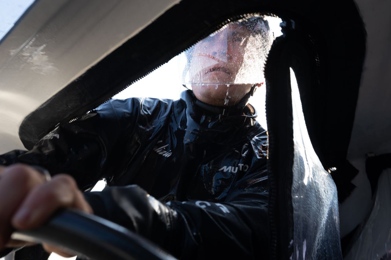 Will Harris steering onboard Malizia 4
