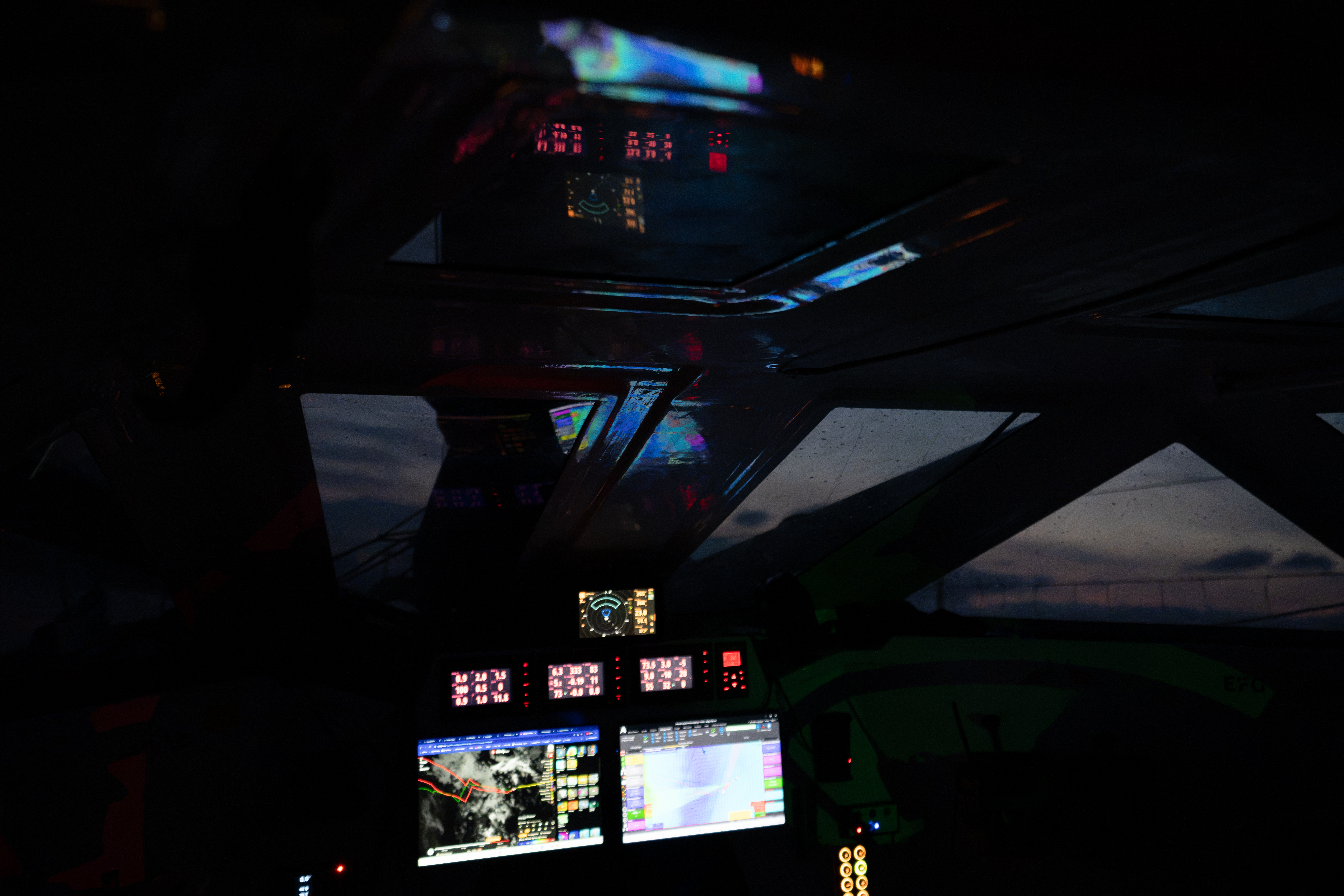 Night onboard Malizia 4, sailing instruments