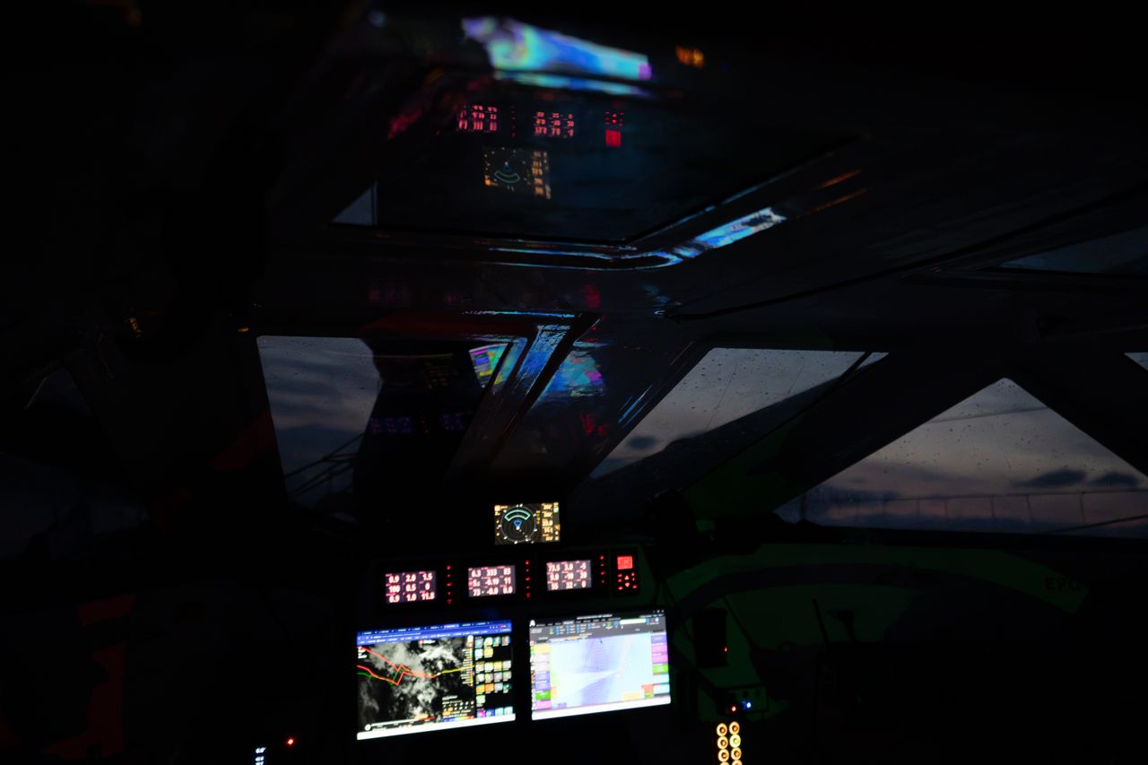 Night onboard Malizia 4, sailing instruments